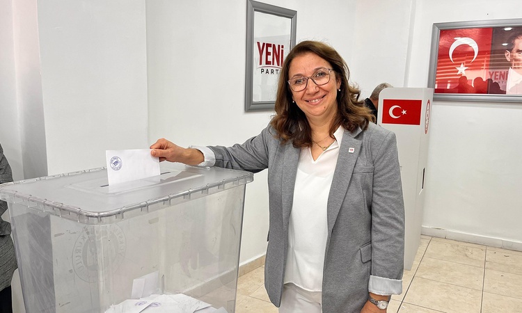 Ayrıntılar Netleşti: Kula'da Yeni Parti ön seçimini Esen Çınar 95 oy farkla kazandı: Gelişmeler Takip Ediliyor