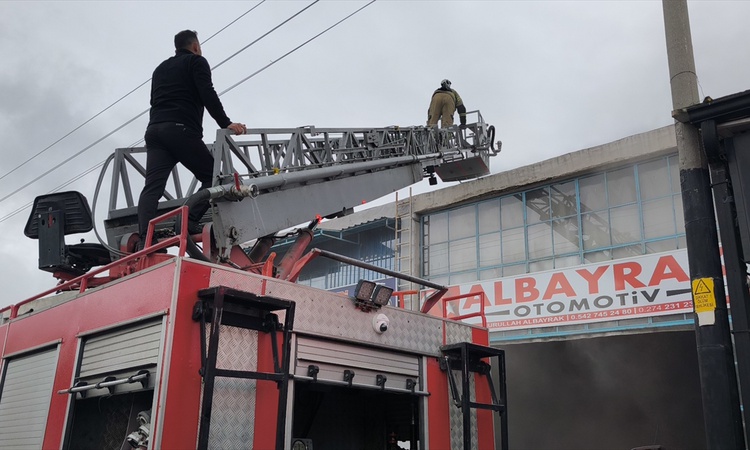 Ayrıntılar Netleşti: Kütahya'da Galericiler Sitesi'nde çatıda çıkan yangında 3 iş yeri hasar gördü