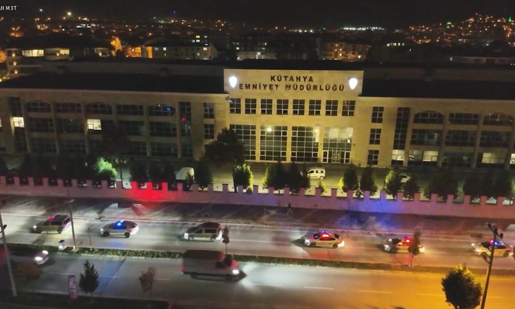 Ayrıntılar Netleşti: Kütahya merkezli yasa dışı bahis operasyonunda 76 şüpheli yakalanarak gözaltına sevk edil