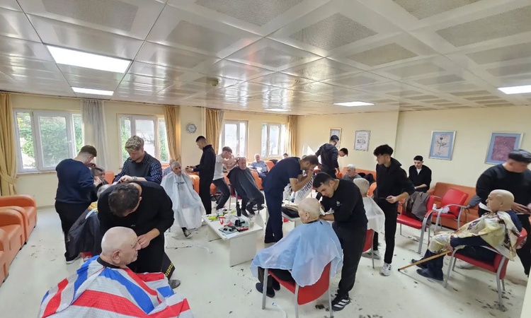 Ayrıntılar Netleşti: Kütahya Mesleki Eğitim Merkezi Kuaförlük öğrencileri huzurevinde saç ve sakal kesti | İşt