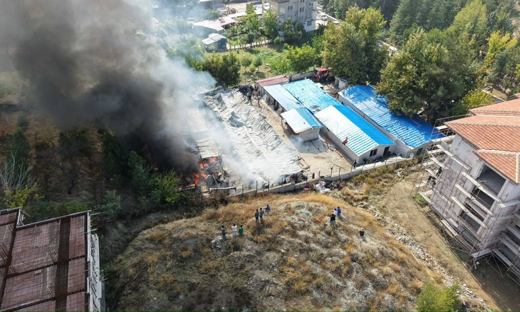 Ayrıntılar Netleşti: Malatya Yeşilyurt'ta yangında işçilerin 30 konteyneri kullanılamaz hale geldi: Gelişmeler