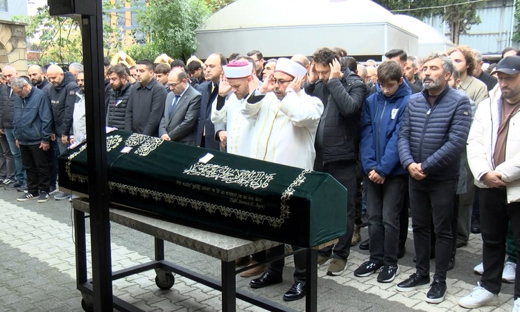 Ayrıntılar Netleşti: Maltepe'de çöken binada ölen 5 yaşındaki Gülce Dora toprağa verildi! Anne cenazeye sedyey