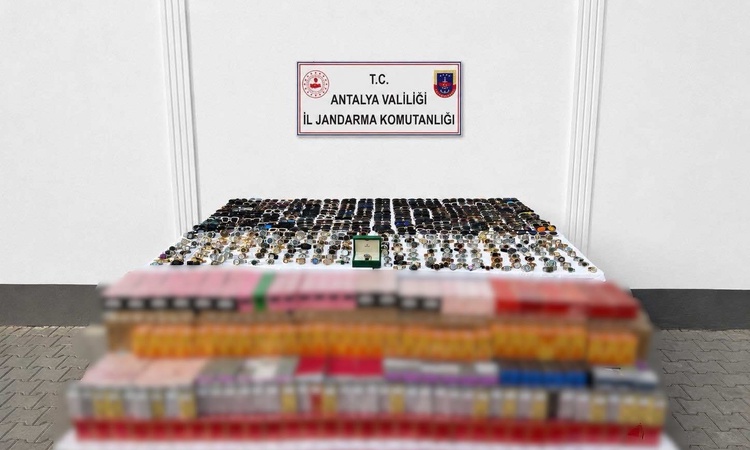 Ayrıntılar Netleşti: Manavgat'ta 3,6 milyon TL'lik kaçak gözlük, parfüm ve saat ele geçirildi: Gelişmeler Taki