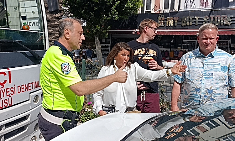 Ayrıntılar Netleşti: Manavgat'ta yayalara yol veren Alman turistin otomobiline minibüs çarptı, yaralanan yok -