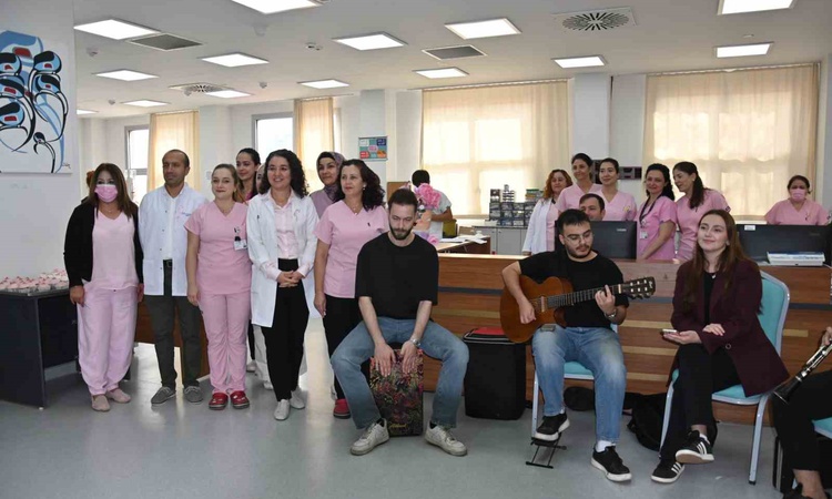 Ayrıntılar Netleşti: Manisa'da Hafsa Sultan Hastanesi'nde kanser hastalarına moral konseri verildi ve Merak Ed