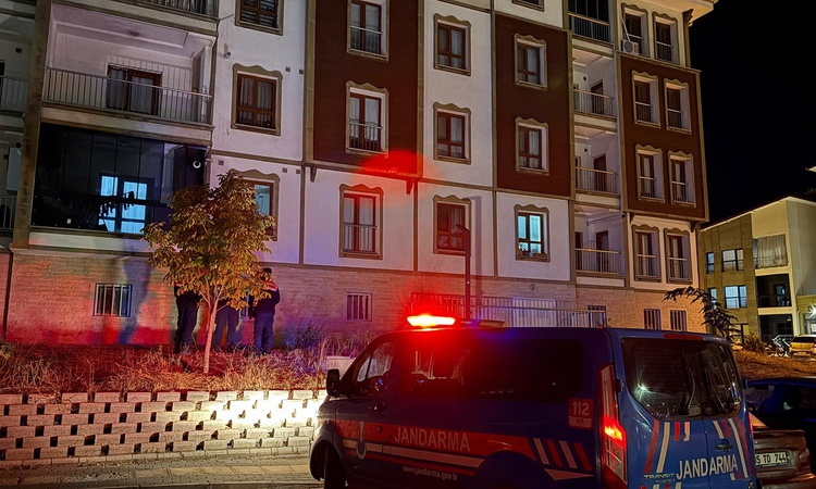 Ayrıntılar Netleşti: Manisa Kula'da 3. kattan düşen 17 yaşındaki kız, kırıklarla hastaneye kaldırıldı