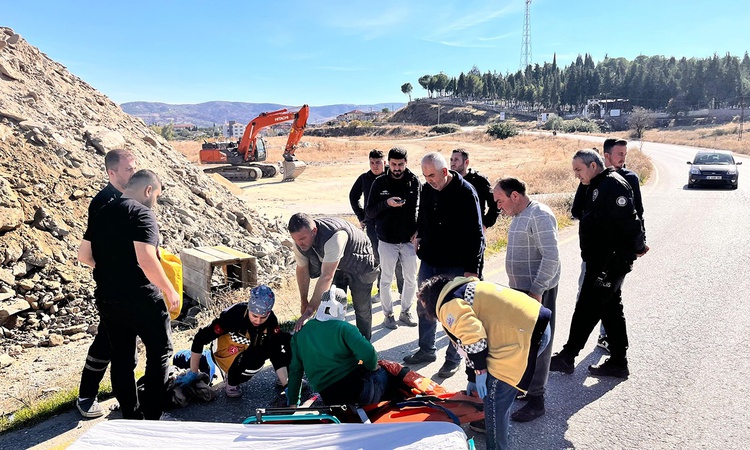 Ayrıntılar Netleşti: Manisa Kula'da otomobille çarpışan motosikletin genç sürücüsü ağır yaralandı - Son Dakika