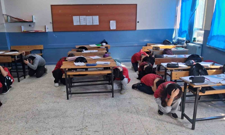 Ayrıntılar Netleşti: Manisa Sarıgöl'deki ortaokulda deprem tatbikatı, Çök-Kapan-Tutun ile yapıldı | İşte Tüm A