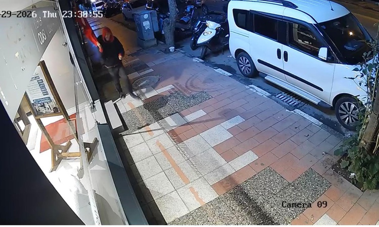 Ayrıntılar Netleşti: Manisa Yunusemre'de bir kişi mobilya mağazasının önündeki Türk bayrağını yere attı: Geliş