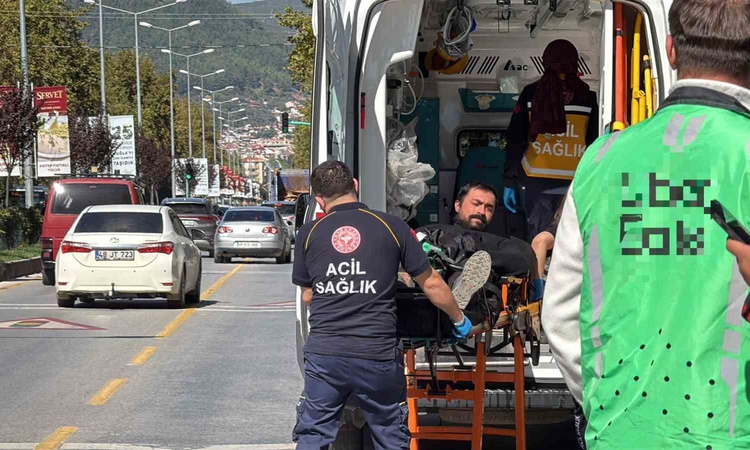 Ayrıntılar Netleşti: Menteşe'de kırmızı ışık ihlali iddiasıyla araç motokuryeye çarptı, sürücü yaralandı: Geli