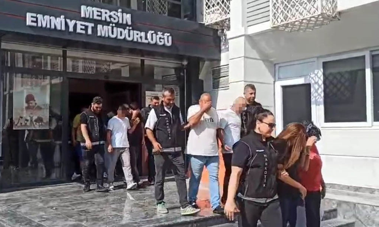 Ayrıntılar Netleşti: Mersin'de panelvanda 256 bin 900 uyuşturucu hap bulundu, 2 kişi hakkında tutuklama kararı