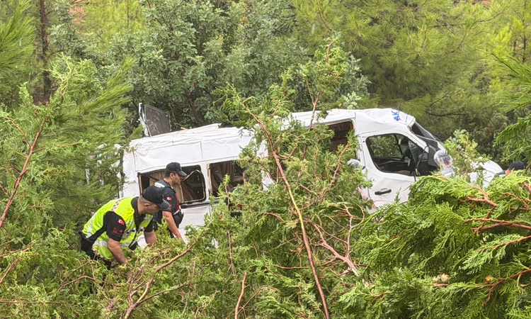 Ayrıntılar Netleşti: Mersin Silifke'de kontrolden çıkan minibüs bahçeye yuvarlandı, 1'i ağır 17 yaralı - Son D