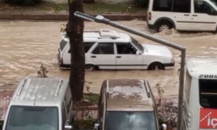 Ayrıntılar Netleşti: Mersin Silifke'de sağanak yolları göle çevirdi, araçlarda mahsur kalanlar kurtarıldı ve M