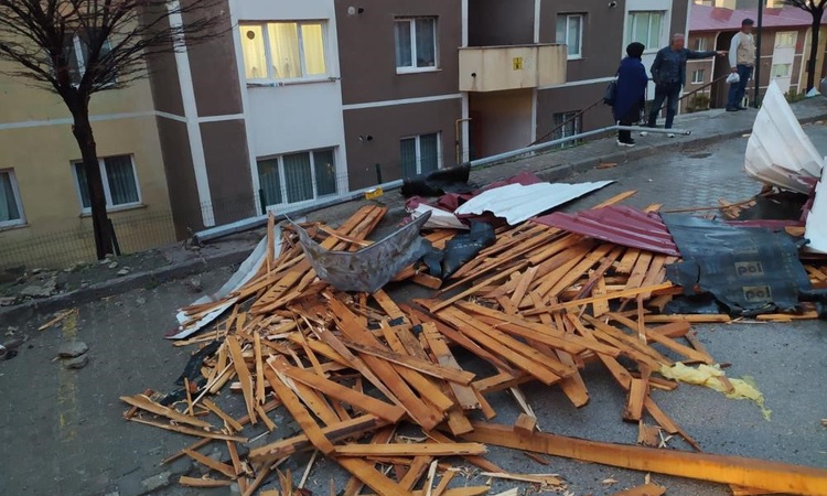 Ayrıntılar Netleşti: Meteoroloji, Bayburt'ta cumartesi 50-70 km rüzgar ve fırtına uyardı - Son Dakika Bilgiler