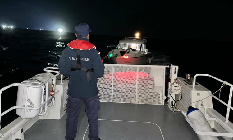 Ayrıntılar Netleşti: Motor arızası yaşayan teknedeki 3 kişi Didim'de Sahil Güvenlik ekiplerince kurtarıldı - S