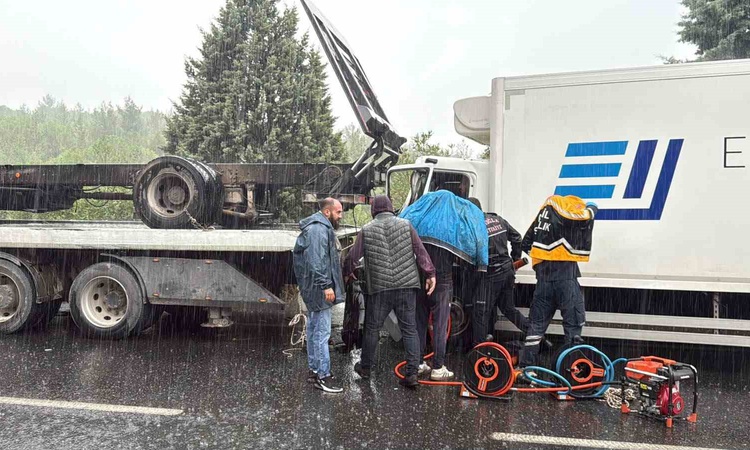 Ayrıntılar Netleşti: Muğla Menteşe'de yağışta kamyon çekiciye çarptı, şoför araçta sıkıştı - Son Dakika Bilgil
