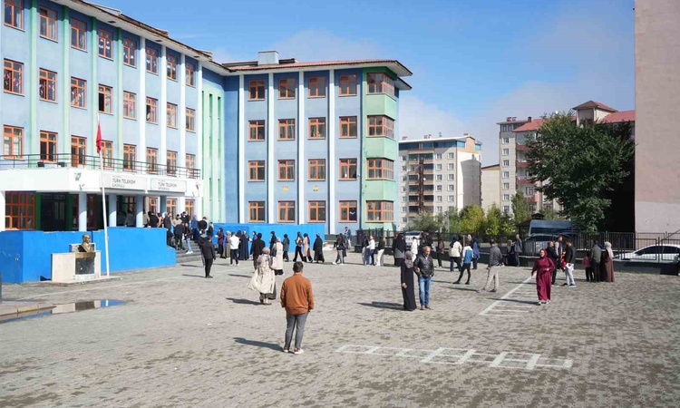 Ayrıntılar Netleşti: Muş'ta binlerce aday KPSS Ön Lisans oturumunda kamu personeli olmak için ter döktü | İşte