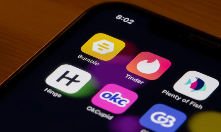 Ayrıntılar Netleşti: NATO subayının Tinder üzerinden tanıştığı Sovyetler Birliği doğumlu kadınla ilişkisi İngi