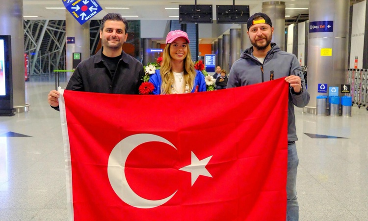 Ayrıntılar Netleşti: Okyanus Yedilisi'nde iki kanalı rekorlarla geçen Eda Savcıgil İzmir'e döndü - Son Dakika