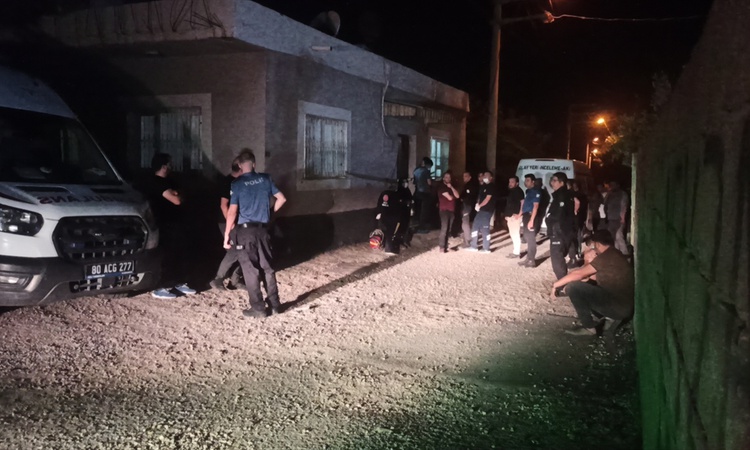 Ayrıntılar Netleşti: Osmaniye'de polis, kötü koku üzerine girdiği evde silahla vurulmuş erkek cesedi buldu | İ