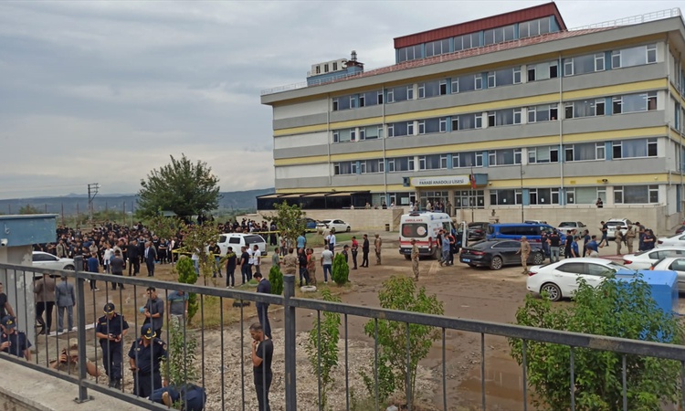 Ayrıntılar Netleşti: Osmaniye'de yeğeni tarafından öldürülen öğretmenin cenazesi defnedildi | İşte Tüm Ayrıntı
