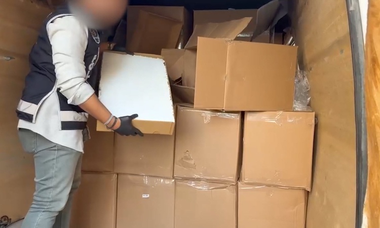 Ayrıntılar Netleşti: Polis, İzmir Bornova'da minibüste 1 milyon 100 bin kaçak makaron ele geçirdi | İşte Tüm A