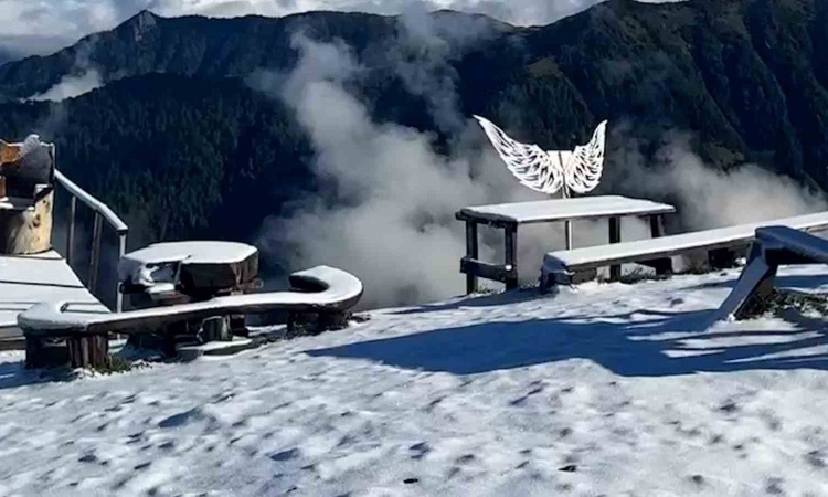 Ayrıntılar Netleşti: Rize'nin Çamlıhemşin ve İkizdere yaylaları kar altında, dönüş mesaisi hızlandı ve Merak E