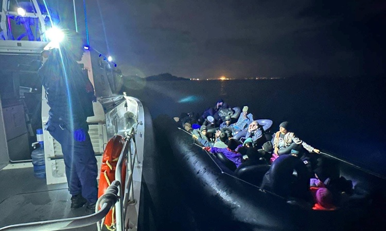 Ayrıntılar Netleşti: Sahil Güvenlik İzmir'de Aliağa, Foça ve Menderes'te 111 düzensiz göçmen yakaladı - Son Da