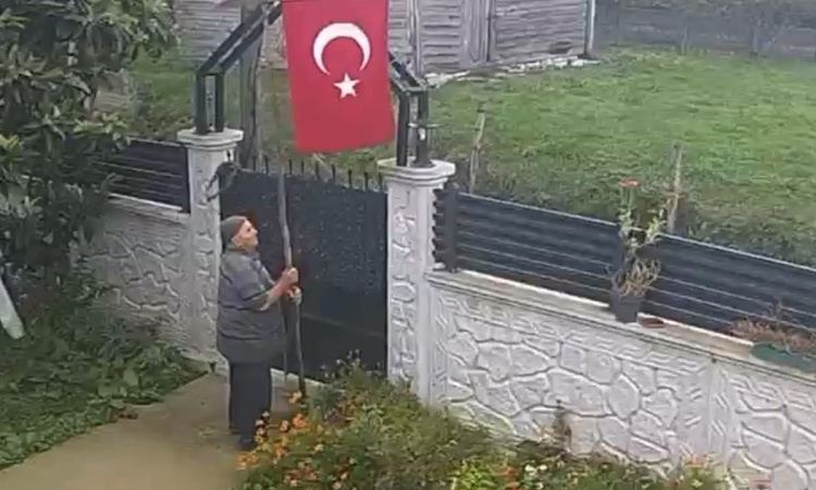Ayrıntılar Netleşti: Sakarya Karasu'da yaşlı adam 29 Ekim sabahı bahçe kapısının önüne Türk bayrağı dikti: Gel