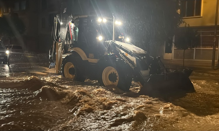 Ayrıntılar Netleşti: Sakarya'nın Karasu ilçesinde sağanak cadde ve sokakları suyla kapladı, rögarlar taştı ve
