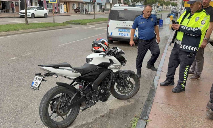 Ayrıntılar Netleşti: Samsun İlkadım'da otomobile çarpan motosiklet sürücüsü yaralanıp hastaneye kaldırıldı