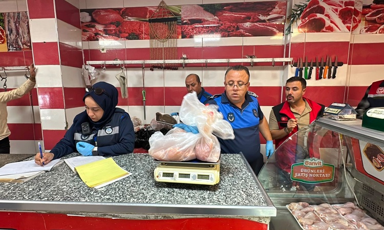 Ayrıntılar Netleşti: Şanlıurfa Haliliye'de denetimde 170 kilo bozuk et imha edildi, işletmeler mühürlendi