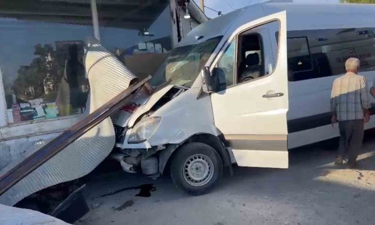 Ayrıntılar Netleşti: Şanlıurfa Karaköprü'de kontrolden çıkan işçi servisi dükkana girdi, 10 kişi yaralandı - S