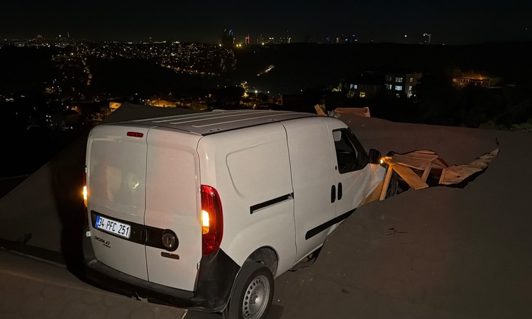Ayrıntılar Netleşti: Sarıyer'de yokuş aşağı inen araç kayıp tek katlı evin çatısına uçtu, sürücü yaralandı | İ