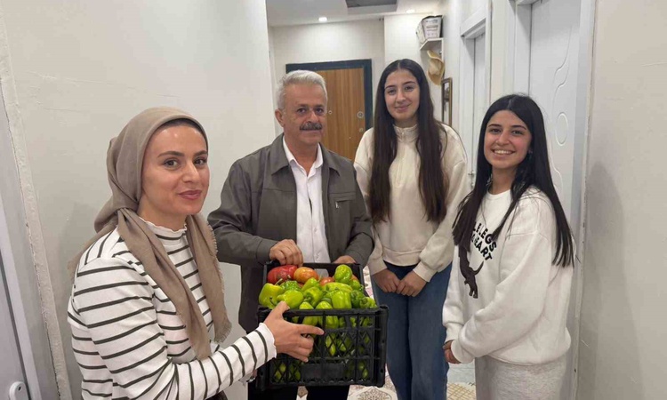 Ayrıntılar Netleşti: Sason’da kütüphane bahçesinde yetiştirilen sebzeler şehit aileleri ve ihtiyaç sahiplerine
