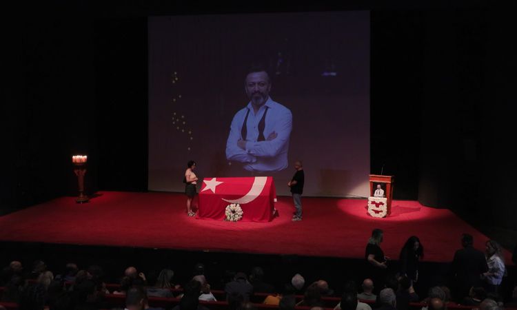 Ayrıntılar Netleşti: Serhat Kılıç için Harbiye Muhsin Ertuğrul Sahnesi'nde anma töreni yapıldı ve Merak Edilen