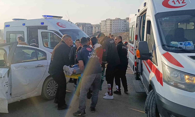Ayrıntılar Netleşti: Siirt'te otomobil ile motosiklet çarpıştı, kazada 2 kişi yaralandı: Gelişmeler Takip Edil
