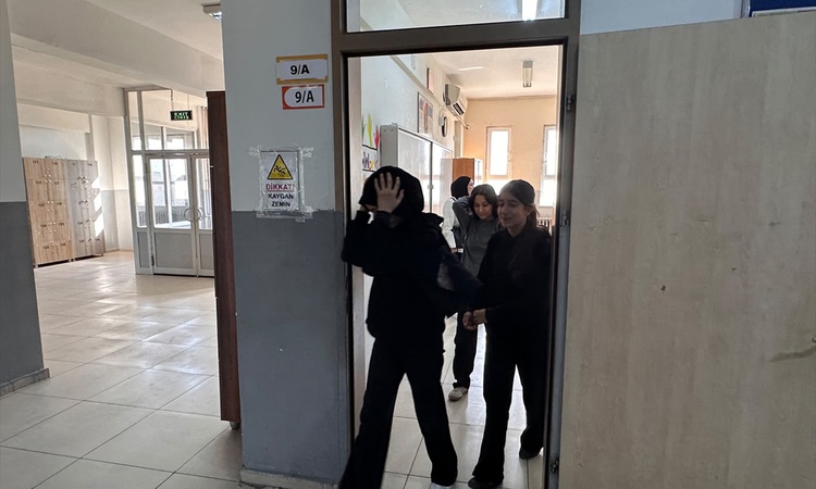 Ayrıntılar Netleşti: Silopi'de Hacı Mehmet Ökten Anadolu İmam Hatip Lisesi'nde afet tatbikatı yapıldı