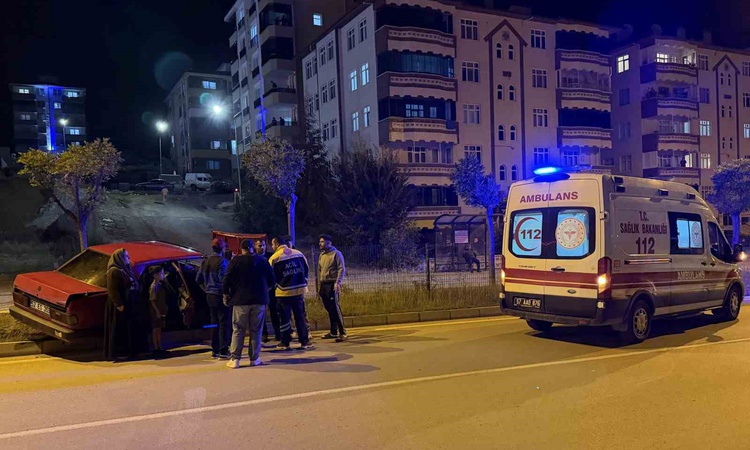Ayrıntılar Netleşti: Sinop Boyabat'ta kontrolden çıkan otomobil refüjdeki ağaca çarptı, 1 kişi yaralandı.: Gel
