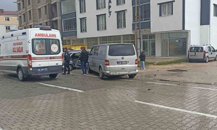 Ayrıntılar Netleşti: Sivas Gürün'de otomobil ile minibüs çarpıştı, 4 kişi yaralandı