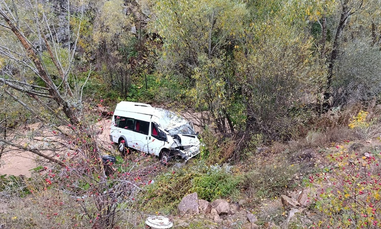 Ayrıntılar Netleşti: Sivas'ın Suşehri ilçesinde dereye devrilen minibüsün sürücüsü yaralandı: Gelişmeler Takip