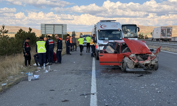 Ayrıntılar Netleşti: Sivas-Kayseri yolunda TIR'a çarpan otomobilde 2'si çocuk 6 kişi yaralandı