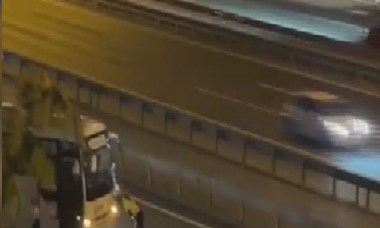 Ayrıntılar Netleşti: Sultangazi TEM'de arızalanan midibüsü kadın trafik polisi sürücülerle itti ve Merak Edile