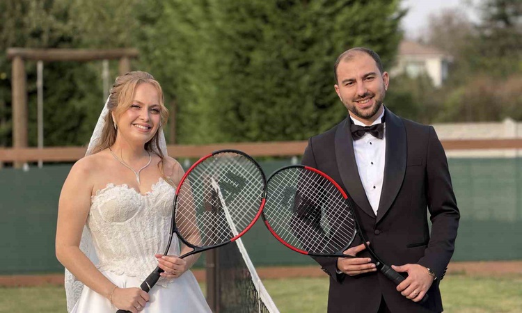 Ayrıntılar Netleşti: Tenis dersiyle tanışan çift, Düzce'deki kortta gelinlik ve damatlıkla poz verdi ve Merak