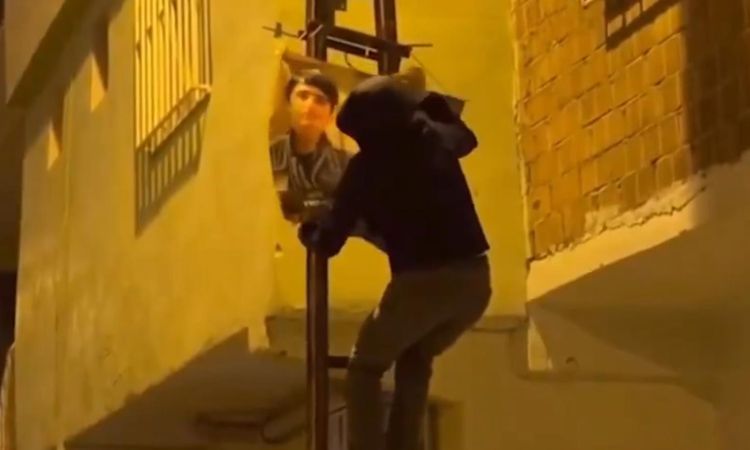 Ayrıntılar Netleşti: Terör örgütü mensuplarının posterini asan 4 kişi yakalanarak gözaltına sevk edildi | İşte