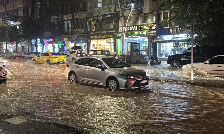 Ayrıntılar Netleşti: Tokat'ta sağanak caddelerde su birikintileri oluşturdu, bazı iş yerlerini su bastı: Geliş