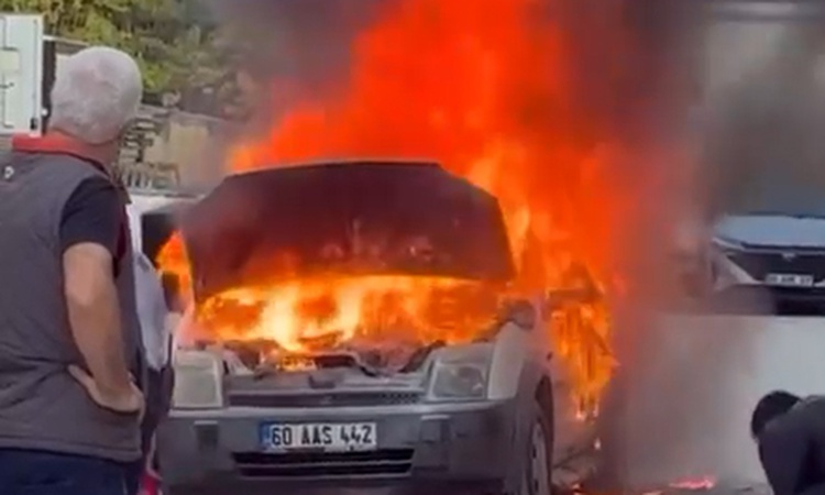 Ayrıntılar Netleşti: Tokat'ta TOGÜ Hastanesi otoparkında yanan hafif ticari araç kullanılamaz hale geldi