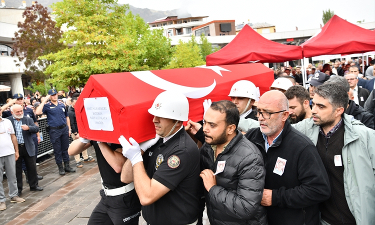 Ayrıntılar Netleşti: Trafik kazasına müdahale ederken şehit olan polis memuru Sarıyalçınkaya son yolculuğuna u