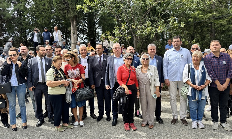 Ayrıntılar Netleşti: Tuncel Kurtiz, Edremit Çamlıbel'deki kabri başında vefatının 13. yılında anıldı