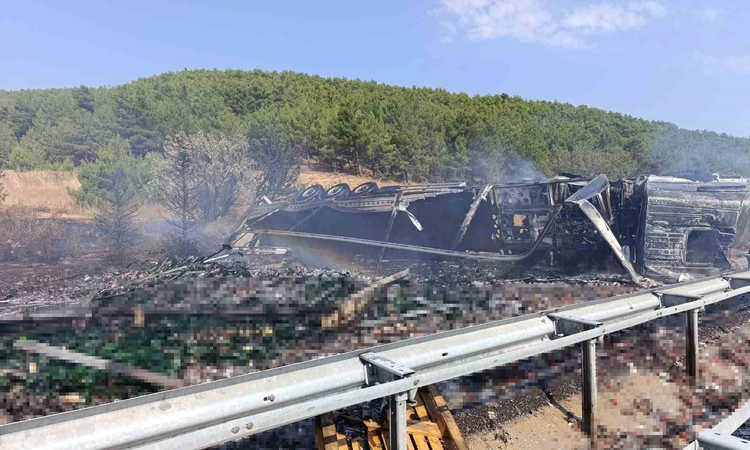 Ayrıntılar Netleşti: Uşak Banaz'da alkol yüklü tır bariyere çarpıp devrilip alev aldı, sürücü yaralandı